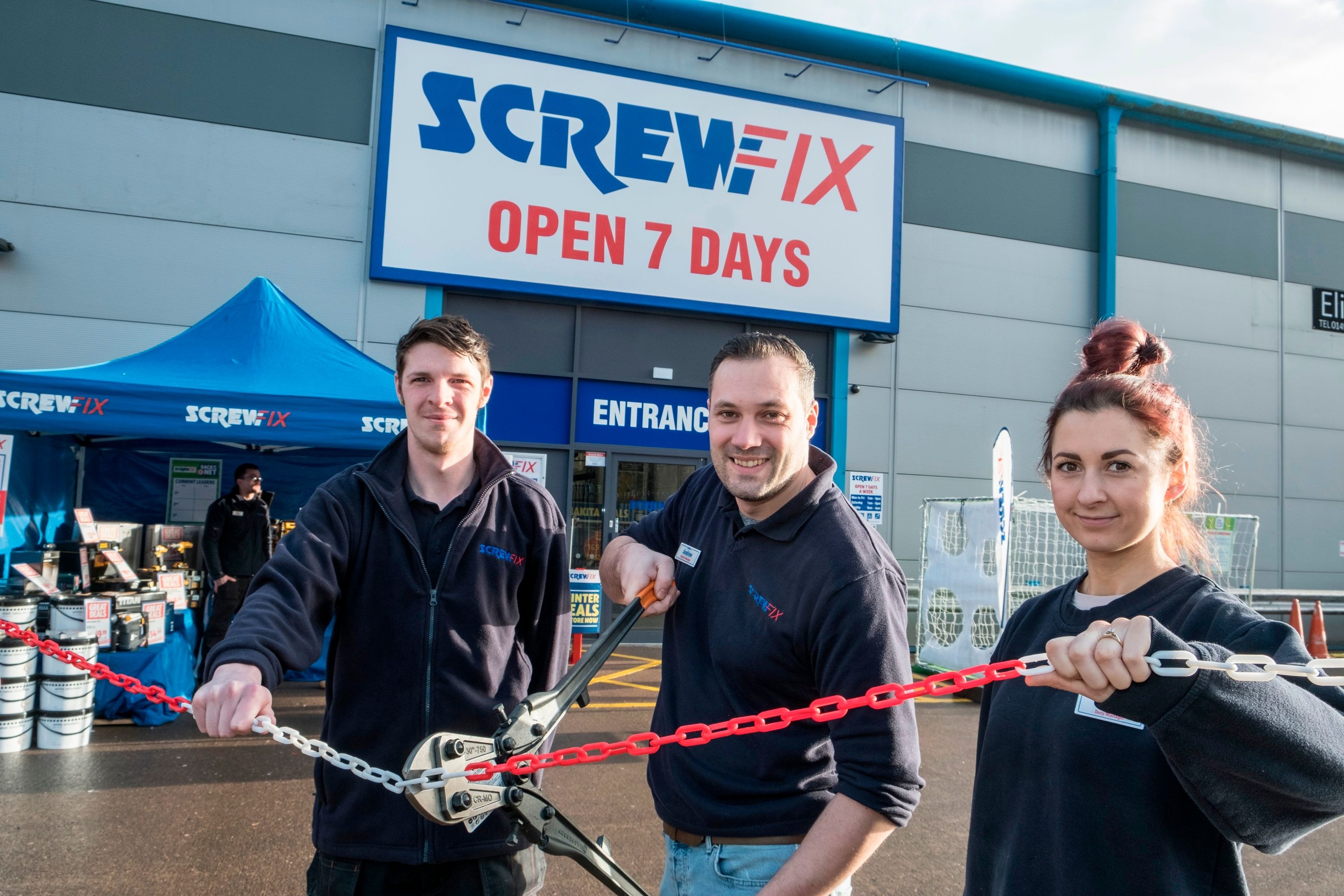 Abertillery – Aberbeeg celebrates new Screwfix store opening