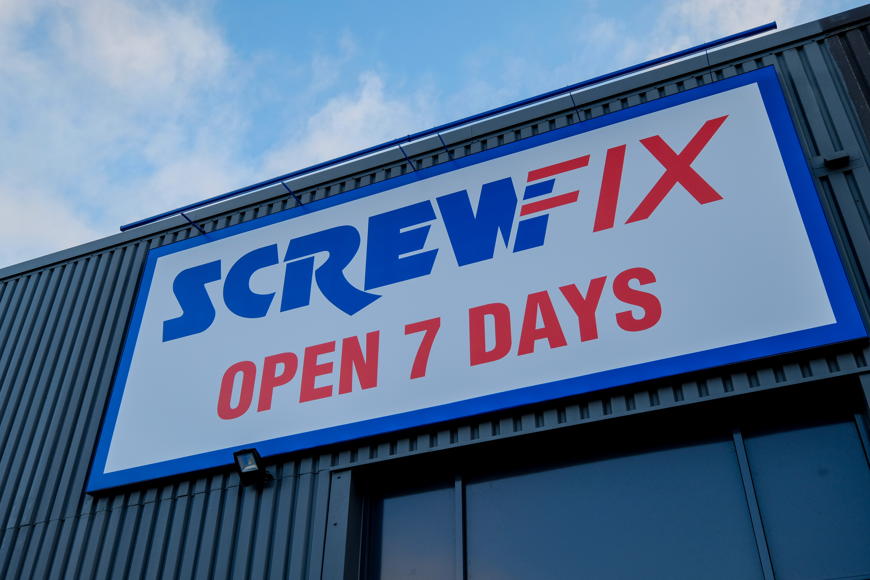 Screwfix opens its doors in Dunfermline-Pitreavie