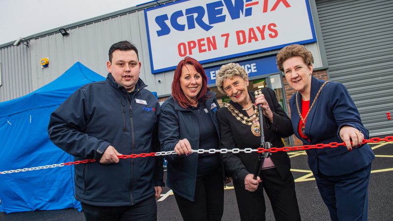 Mayor opens new Screwfix store in Fareham Segensworth